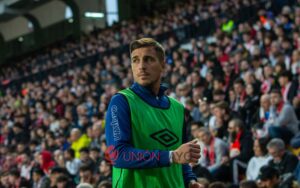 Manteo y camiseta de regalo del vestuario a Óscar Trejo 3 Trejo banquillo real madrid