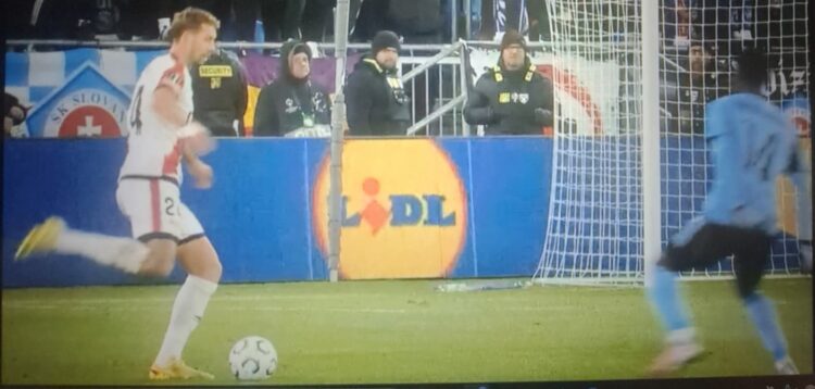 El error de Lejeune significó el gol del Slovan Bratislava 1 Lejeune