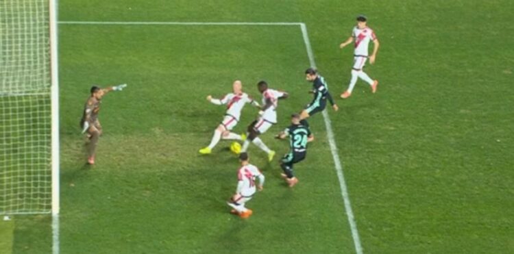 La acción surrealista del partido: Isi evitó el gol de Mendy ante el Betis 1 Isi Mendy