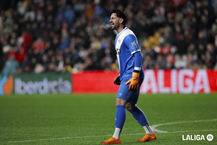Batalla usó la equipación azul ante el Betis por primera vez en Vallecas 1 Batalla equipación azul