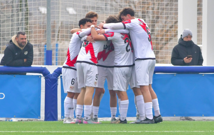 El Rayo B sigue con sus entrenamientos en el Virgen de la Torre 1 Rayo B. Vía: @Rayo_academia