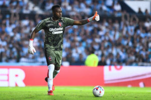 AVELLANEDA, ARGENTINA - APRIL 24: Ivan Arboleda Newell's Old Boys gestures during a match between Racing Club and Newell's Old Boys as part of Copa de la Liga 2022 at Presidente Peron Stadium on April 24, 2022 in Avellaneda, Argentina. (Photo by Rodrigo Valle/Getty Images)