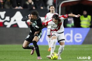 Digi animó el descanso del Rayo-Betis en Vallecas con una carrera de balones gigantes 3 Pacha Espino titular betis