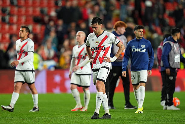 El Rayo busca un delantero y un mediocentro en este mercado de invierno 3 MADRID, SPAIN - APRIL 04: Pedro Diaz of Rayo Vallecano looks dejected after his team's defeat in the LaLiga match between Rayo Vallecano and RCD Espanyol de Barcelona at Estadio de Vallecas on April 04, 2025 in Madrid, Spain. (Photo by Angel Martinez/Getty Images)