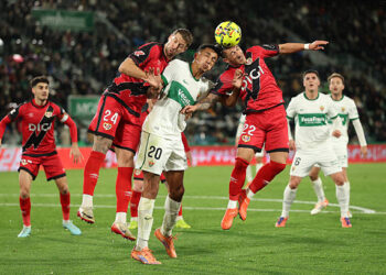 ELCHE, SPAIN - DECEMBER 21: Alvaro Rodriguez of Elche CF jumps for the ball with Florian Lejeune and Alfonso Espino of Rayo Vallecano during the LaLiga EA Sports match between Elche CF and Rayo Vallecano de Madrid at Estadio Manuel Martinez Valero on December 21, 2025 in Elche, Spain. (Photo by Clive Brunskill/Getty Images)