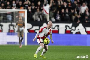 Isi rozó el gol ante el Betis pero se topó con el palo 2 Isi controlando un balón-LaLiga