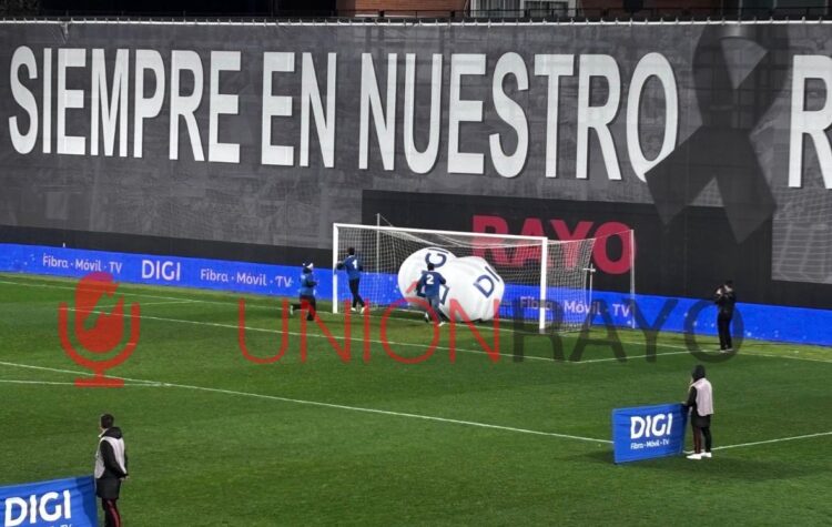 Digi animó el descanso del Rayo-Betis en Vallecas con una carrera de balones gigantes 1 Digi Betis Rayo