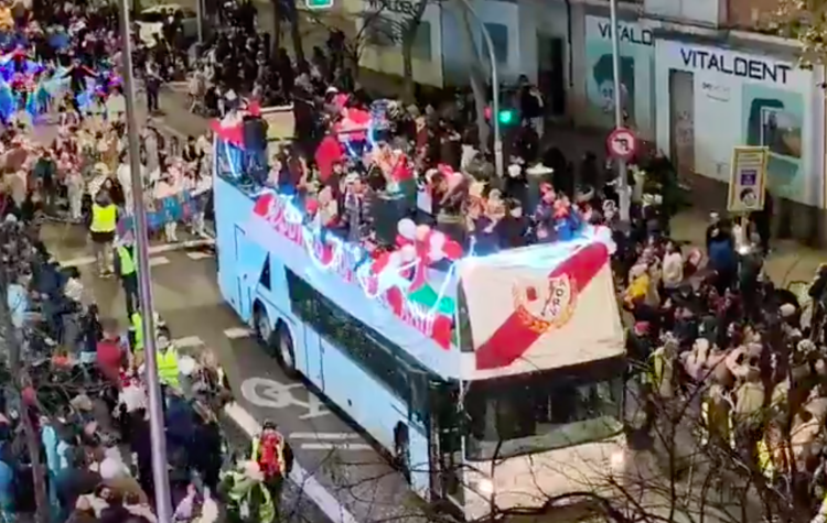 La Federación de Peñas del Rayo ayudó en la cabalgata de Puente de Vallecas 1 cabalgata Reyes Magos Rayo