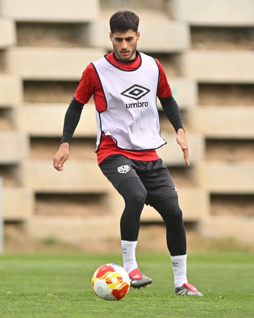 Carlos Martín ya entrena con el Rayo Vallecano 2 Carlos Martin entrenando
