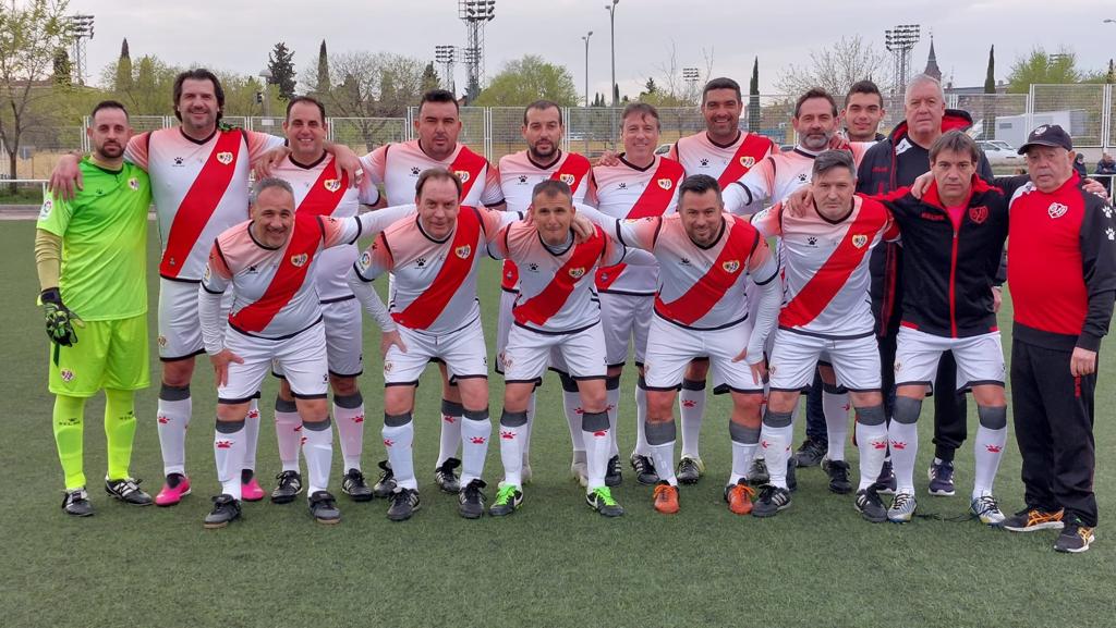 Los Veteranos del Rayo y vecinos de Vallecas recogen 500 kilos de alimentos en el Partido Solidario de Navidad 2 Rayo veteranos partido solidaridad