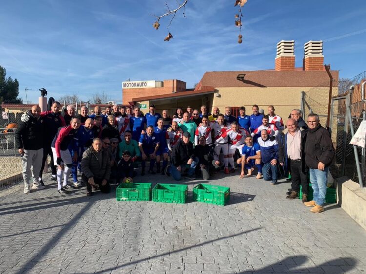 Los Veteranos del Rayo y vecinos de Vallecas recogen 500 kilos de alimentos en el Partido Solidario de Navidad 1 img 5421