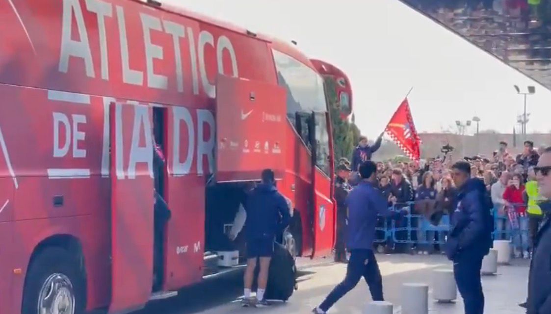 ⁠Hubo aficionados con camisetas del Atlético en Butarque
