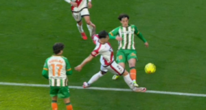 El audio del VAR en la jugada polémica del Betis-Rayo: “Hostias, ¿está dentro o está fuera?” 2 polémica Rayo Betis Ratiu penalti