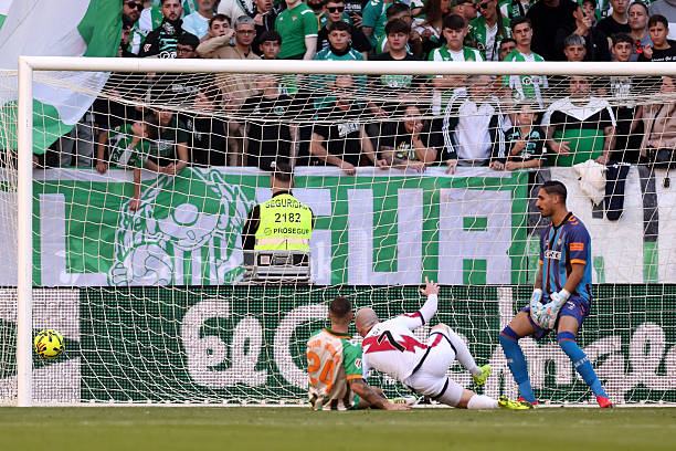 Isi volvió a marcar 6 partidos después 1 SEVILLE, SPAIN - FEBRUARY 21: Isi Palazon of Rayo Vallecano scores his team's first goal past Alvaro Valles of Real Betis during the LaLiga EA Sports match between Real Betis Balompie and Rayo Vallecano de Madrid at Estadio La Cartuja on February 21, 2026 in Seville, Spain. (Photo by Fran Santiago/Getty Images)