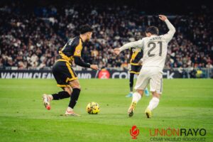 Ilias Akhomach sumó su primera titularidad con el Rayo Vallecano 2 Ilias durante el Real Madrid