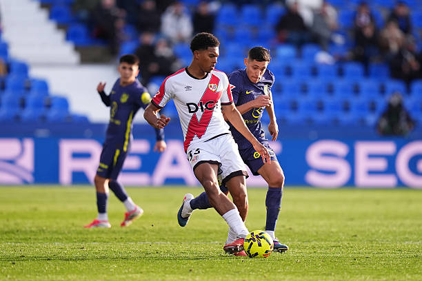 Jozhua Vertrouwd volvió a tener minutos, pero como extremo 1 LEGANES, SPAIN - FEBRUARY 15: Jozhua Vertrouwd of Rayo Vallecano passes the ball under pressure from Nahuel Molina of Atletico de Madrid during the LaLiga EA Sports match between Rayo Vallecano de Madrid and Atletico de Madrid at Estadio Municipal de Butarque on February 15, 2026 in Leganes, Spain. (Photo by Angel Martinez/Getty Images)