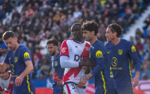 Nobel Mendy marca, baila y se besa el escudo 2 Nobel Mendy