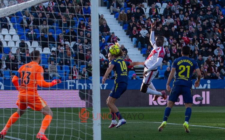 Nobel Mendy marca, baila y se besa el escudo 1 Nobel Mendy