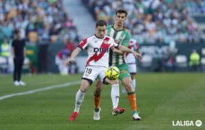 Iñigo Pérez, tras empatar ante el Betis: "Tengo la sensación de haber perdido dos puntos, con el tiempo valoraré este empate" 2 Rayo Betis Diego llorente De Frutos