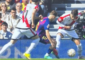 posible penalti sobre Ratiu. Barca-Rayo