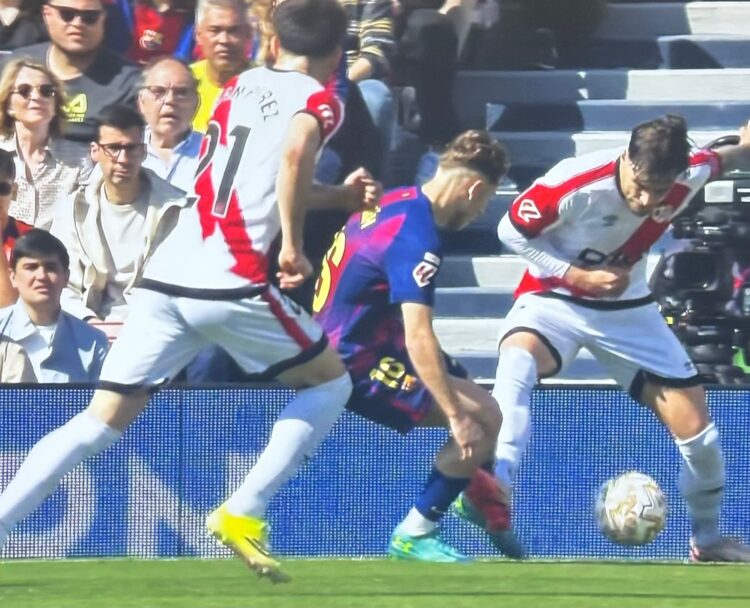 El Rayo reclamó penalti sobre Ratiu 1 posible penalti sobre Ratiu. Barca-Rayo