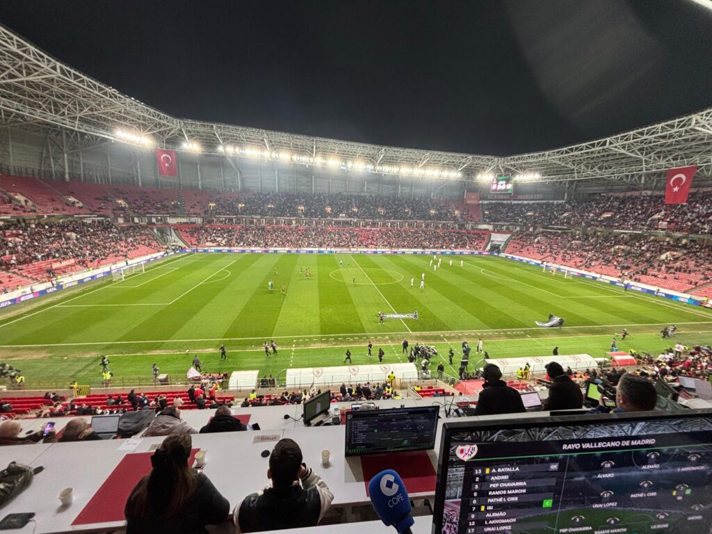 Cerca de 300 aficionados del Samsunspor estuvieron presentes en Vallecas 2 81fb5bf1 c48c 415e 8daf c6e7fc354609