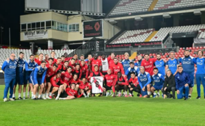 Manteo y camiseta de regalo del vestuario a Óscar Trejo 2 Óscar Trejo