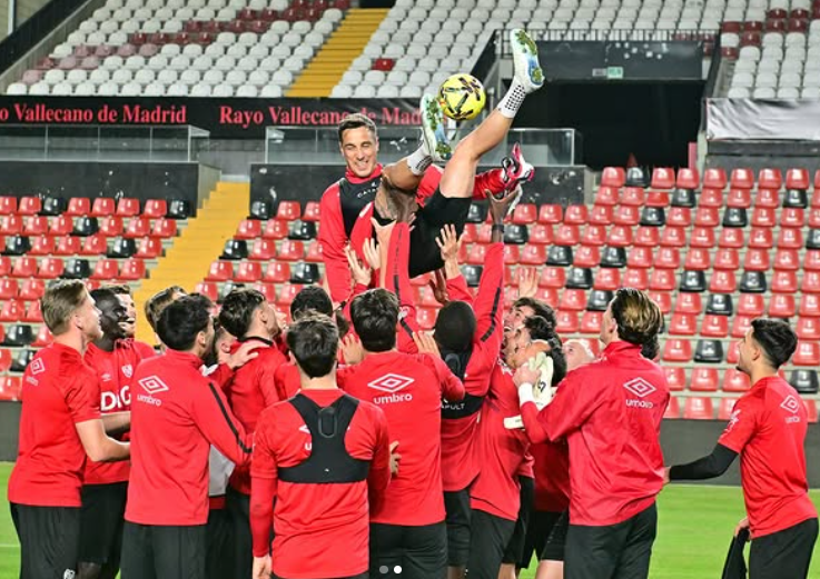 Manteo y camiseta de regalo del vestuario a Óscar Trejo 1 Óscar Trejo manteo