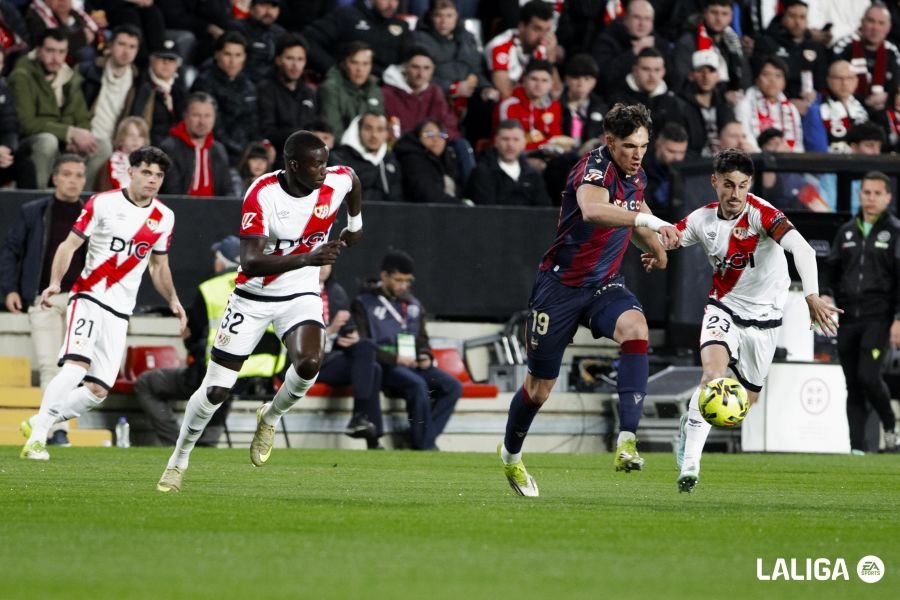 Íñigo Pérez rotó masivamente ante el Levante
